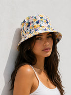 Bob Réversible Imprimé Fleuri LINETA

Un bob printanier et féminin, conçu pour offrir deux looks en un grâce à son côté réversible. Son imprimé fleuri coloré apporte une touche de fraîcheur et de gaieté, parfait pour sublimer vos tenues estivales avec légèreté et style