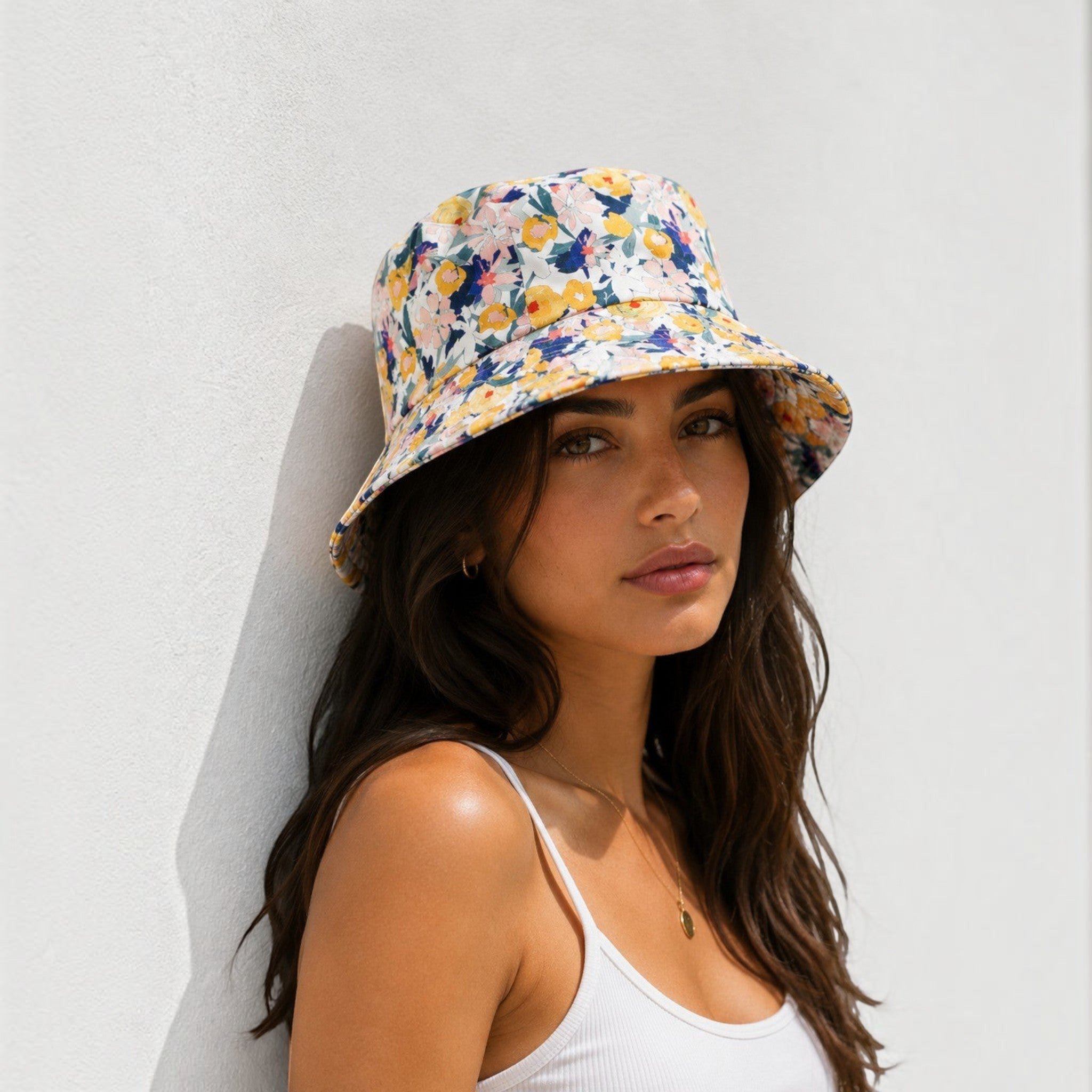 Bob Réversible Imprimé Fleuri LINETA

Un bob printanier et féminin, conçu pour offrir deux looks en un grâce à son côté réversible. Son imprimé fleuri coloré apporte une touche de fraîcheur et de gaieté, parfait pour sublimer vos tenues estivales avec légèreté et style