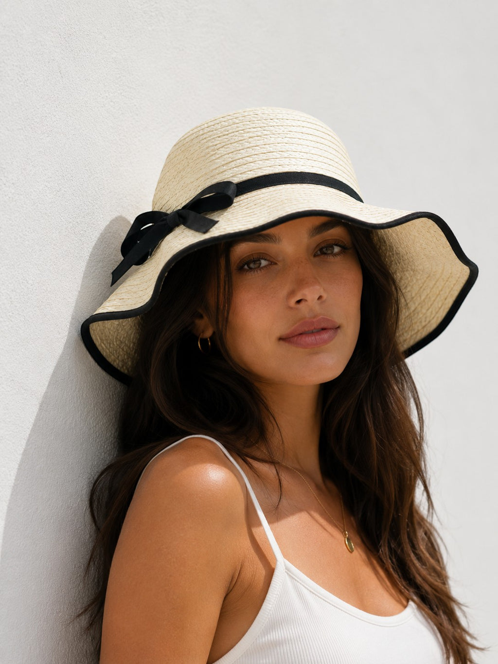 Chapeau de Soleil avec Nœud Papillon LINETA

Un chapeau de soleil élégant et féminin, orné d'un large bord ondulé et d'un délicat nœud papillon. Son liseré contrastant apporte une touche chic et inélégante, parfait pour sublimer vos tenues estivales lors de vos journées ensoleillées.