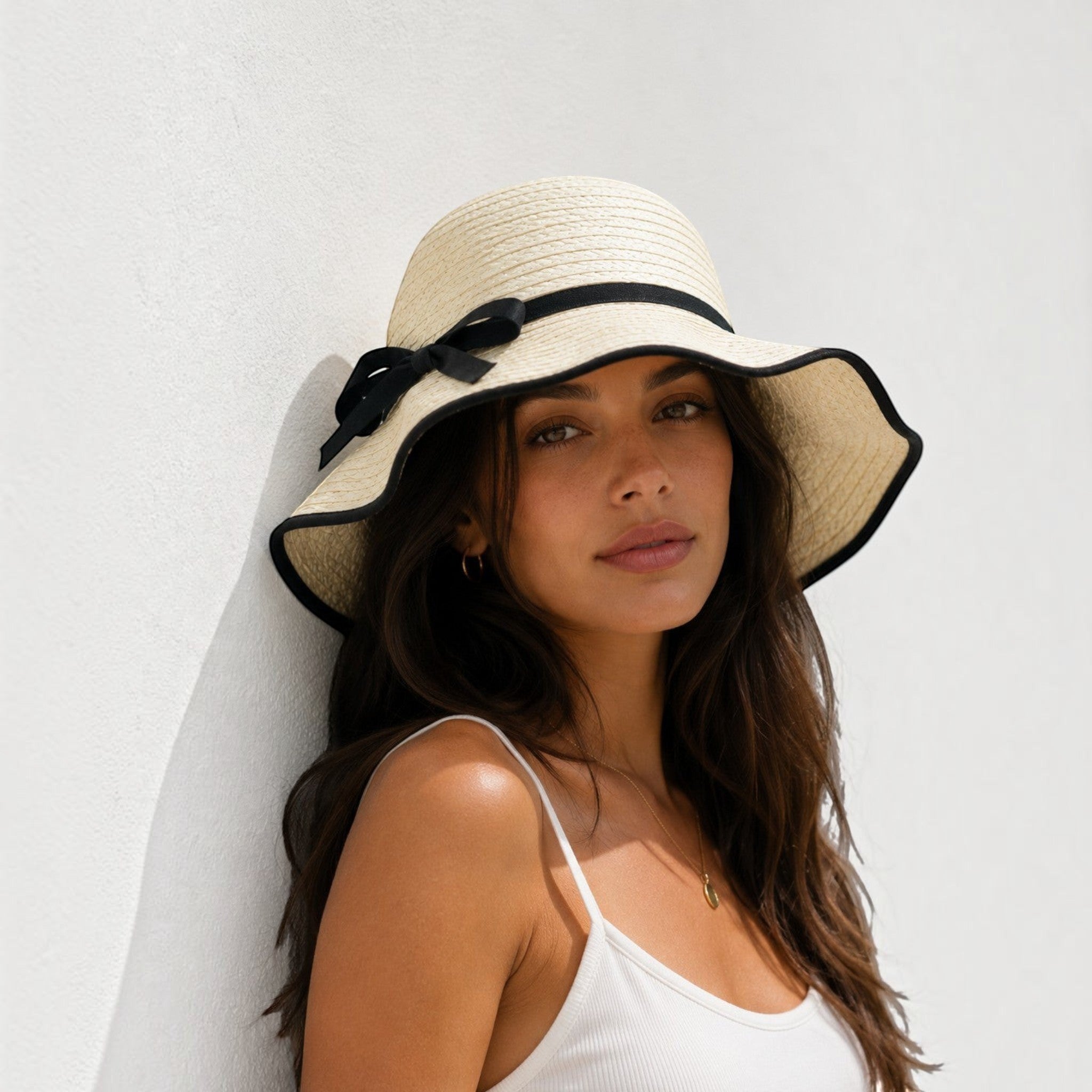 Chapeau de Soleil avec Nœud Papillon LINETA

Un chapeau de soleil élégant et féminin, orné d'un large bord ondulé et d'un délicat nœud papillon. Son liseré contrastant apporte une touche chic et inélégante, parfait pour sublimer vos tenues estivales lors de vos journées ensoleillées.