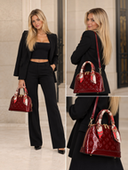 Sac à main verni rouge GALLANTRY avec motifs en relief et foulard, porté par une femme en tenue noire élégante