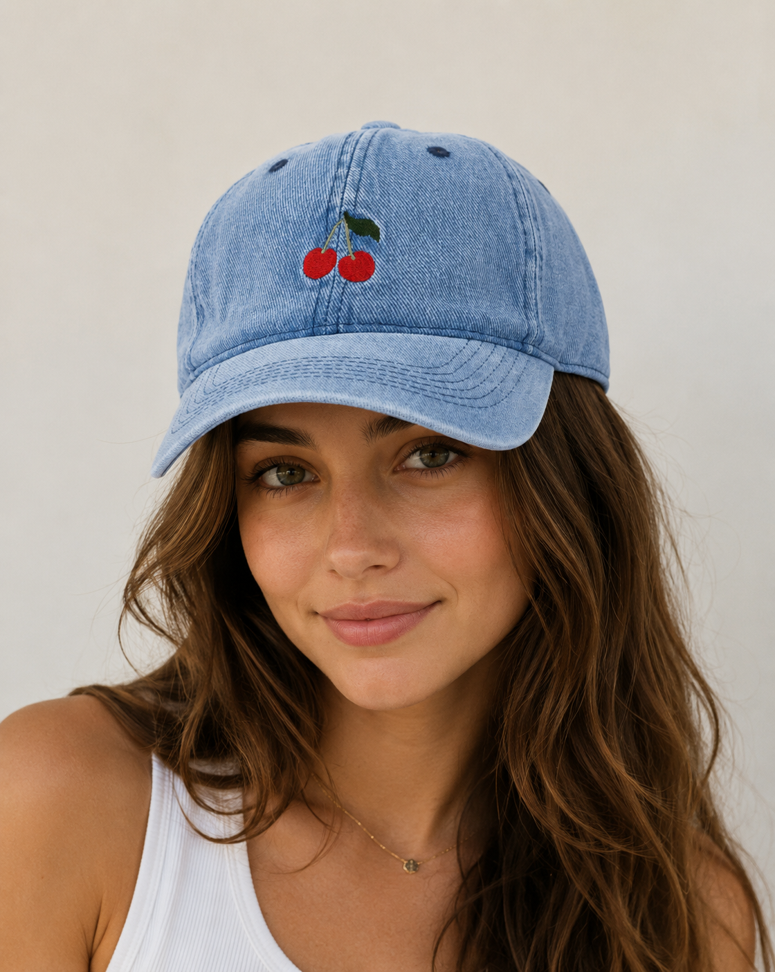 Casquette en coton avec broderie cerises
