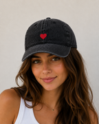 Casquette en coton avec broderie coeur