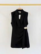 Robe blazer noire sans manches BROCK avec détail drapé et boucle décorative dorée à la taille