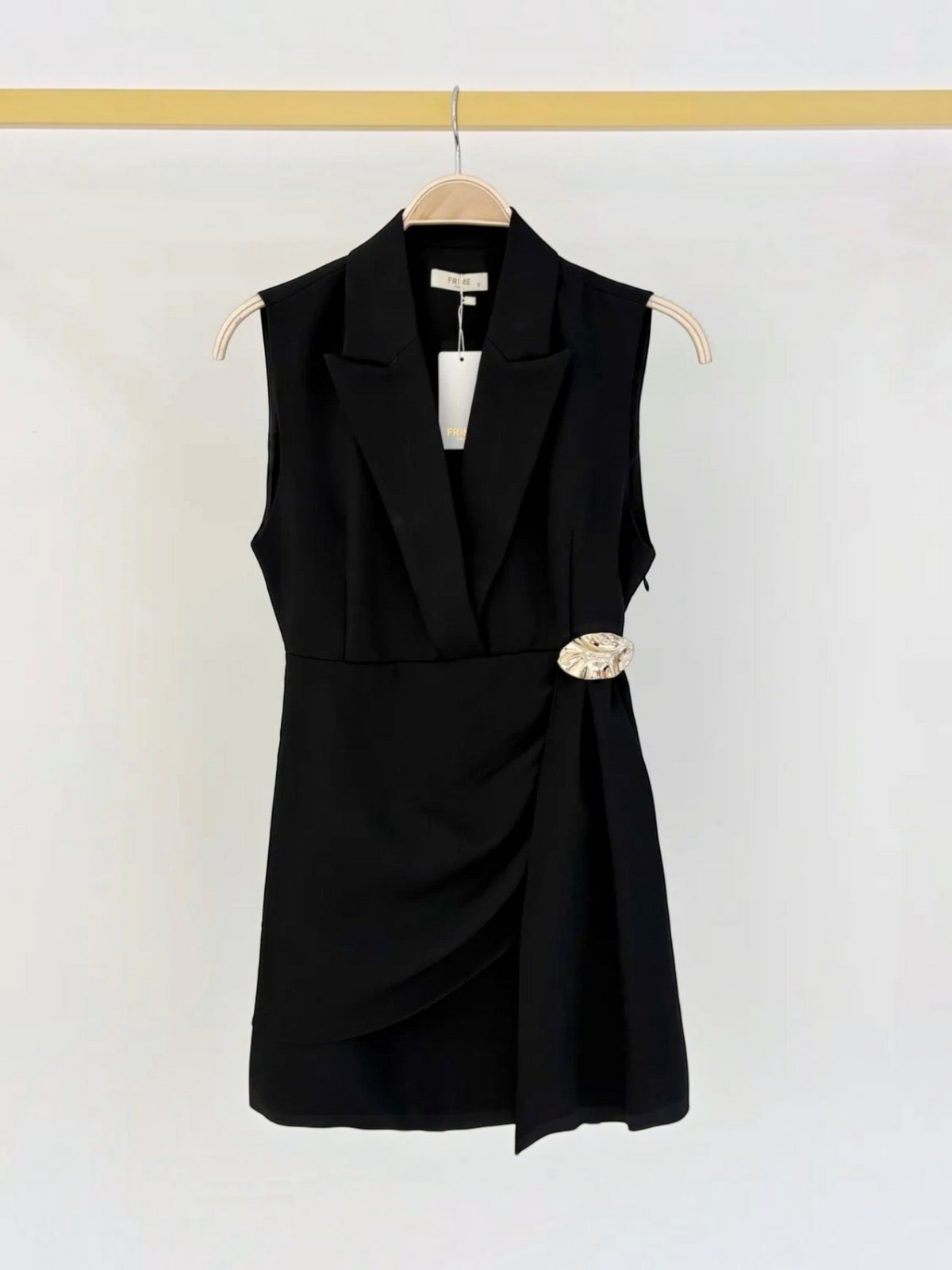 Robe blazer noire sans manches BROCK avec détail drapé et boucle décorative dorée à la taille