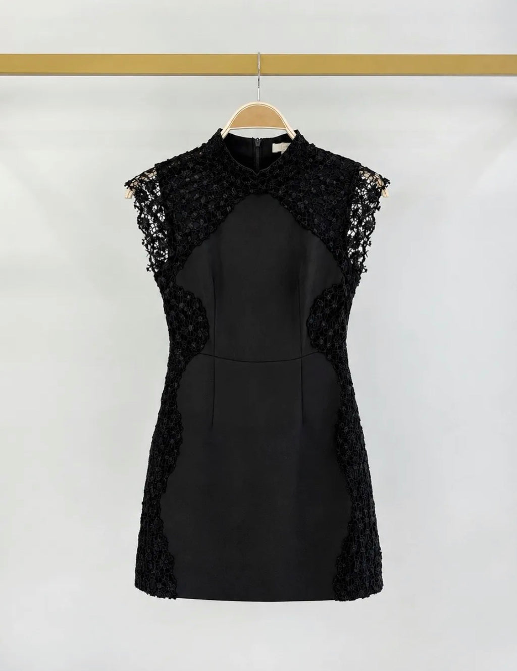 Robe courte ajustée à dentelle noire FRIME
