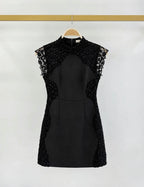 Robe courte ajustée à dentelle noire FRIME