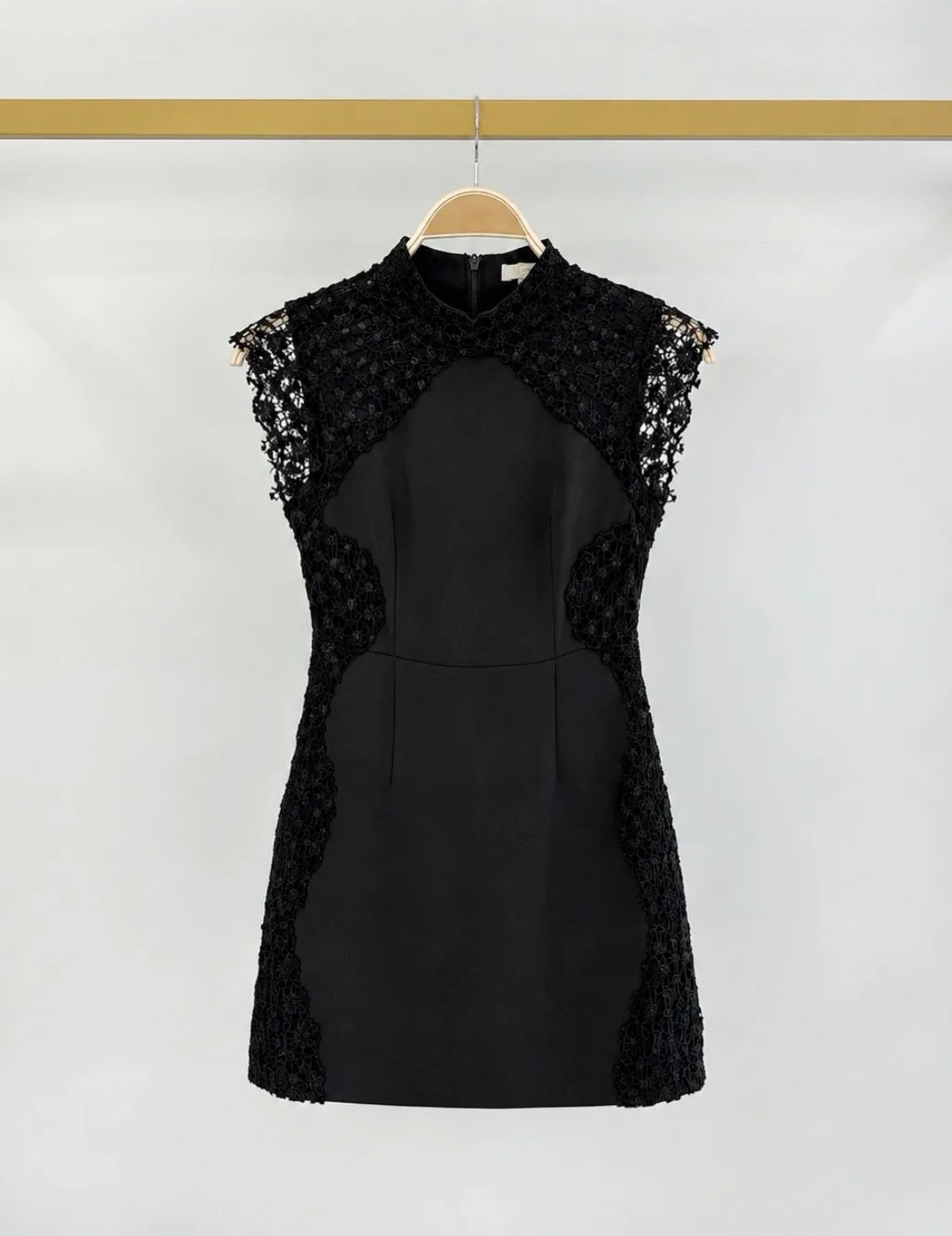 Robe courte ajustée à dentelle noire FRIME