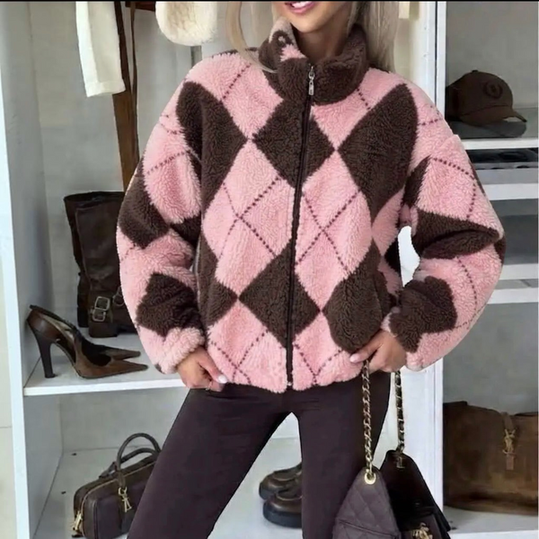 Veste polaire oversize BROCK en sherpa rose et marron avec motif losanges argyle, col montant et fermeture zippée.