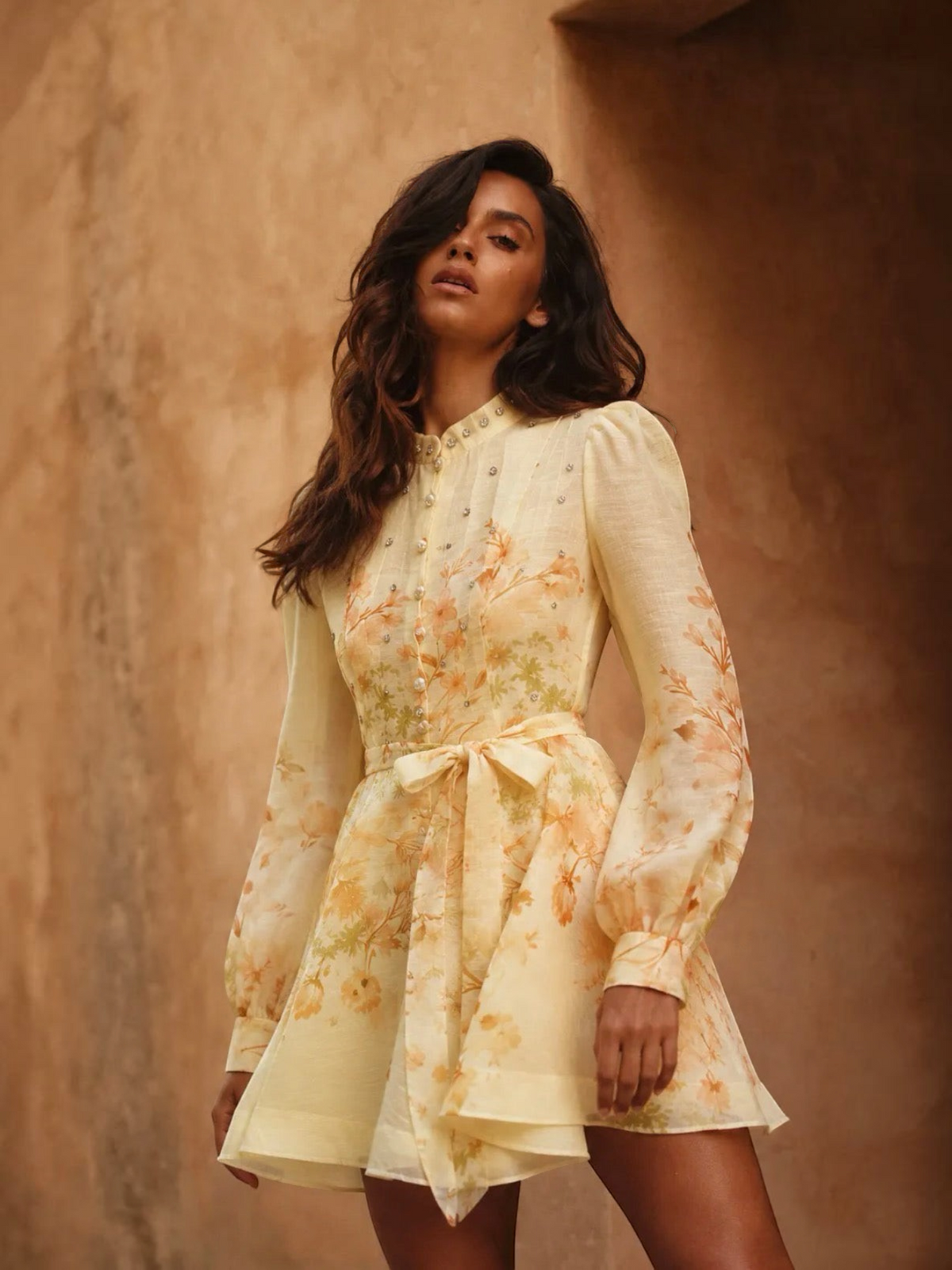 Robe courte jaune BROCK en lin et coton avec imprimé floral et détails en strass portée par une femme