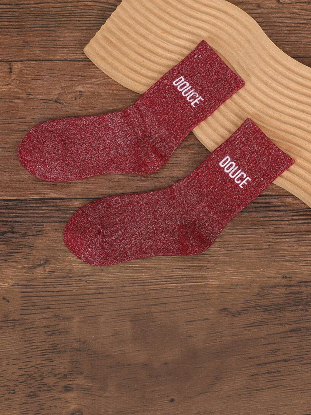 Chaussettes mi-mollet rouges pailletées BROCK GALLANTRY avec inscription Douce brodée sur fond bois