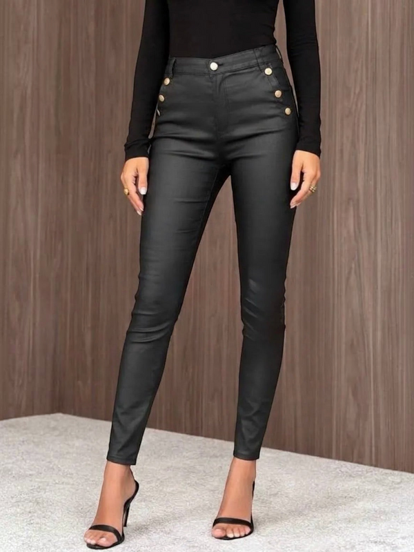 Pantalon enduit noir grande taille BROCK avec boutons dorés et coupe ajustée porté par une femme
