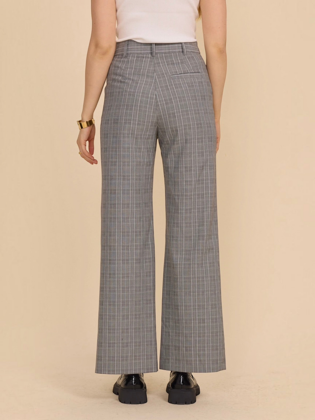 Vue arrière du pantalon à carreaux gris BROCK en mélange polyester et élasthanne avec coupe droite
