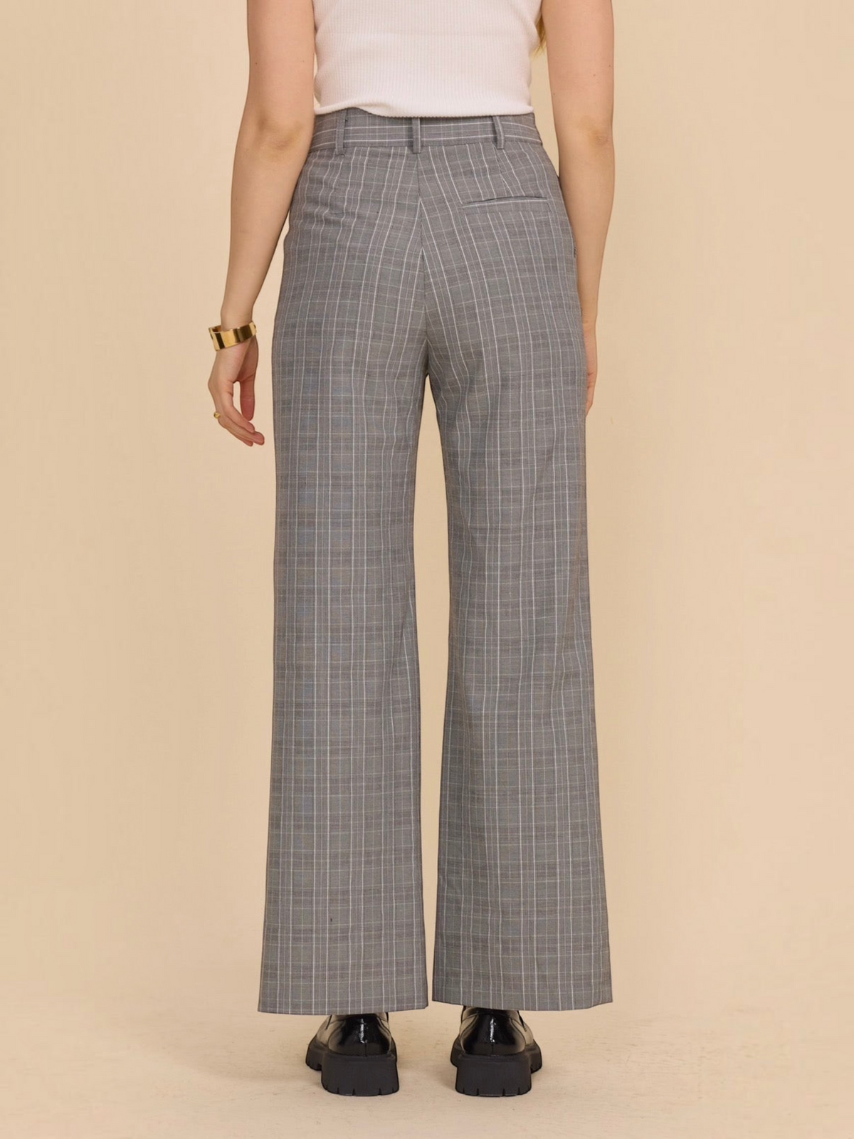 Vue arrière du pantalon à carreaux gris BROCK en mélange polyester et élasthanne avec coupe droite