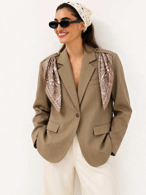 Blazer marron BROCK avec foulard assorti porté par une femme avec des lunettes de soleil et un bandana en crochet