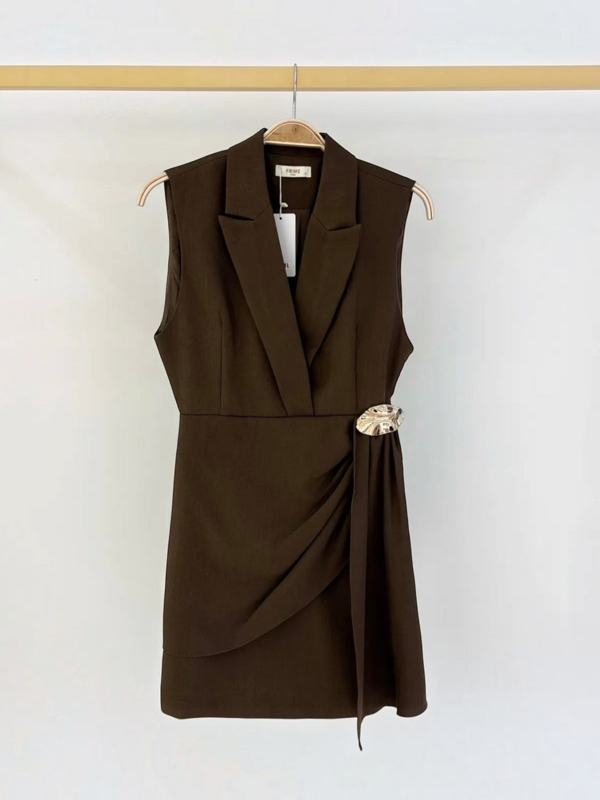 Robe blazer sans manches marron BROCK avec détail drapé et boucle métallique dorée à la taille