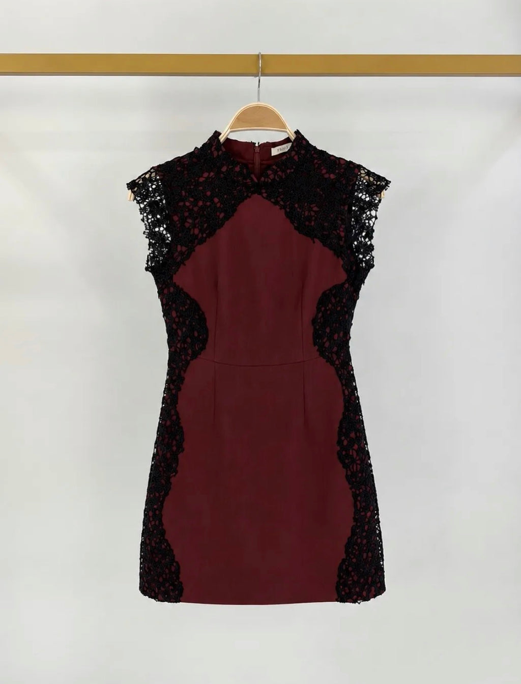 Robe courte ajustée à dentelle noire FRIME