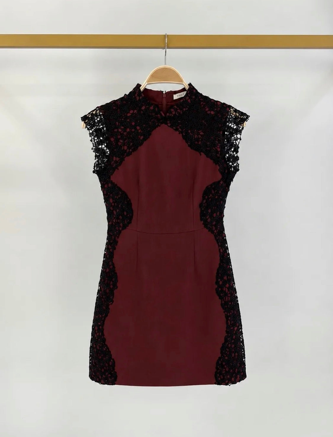 Robe courte ajustée à dentelle noire FRIME