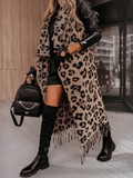 Gilet long imprimé léopard BROCK en mélange laine et polyester avec franges, porté par une femme avec un sac à dos