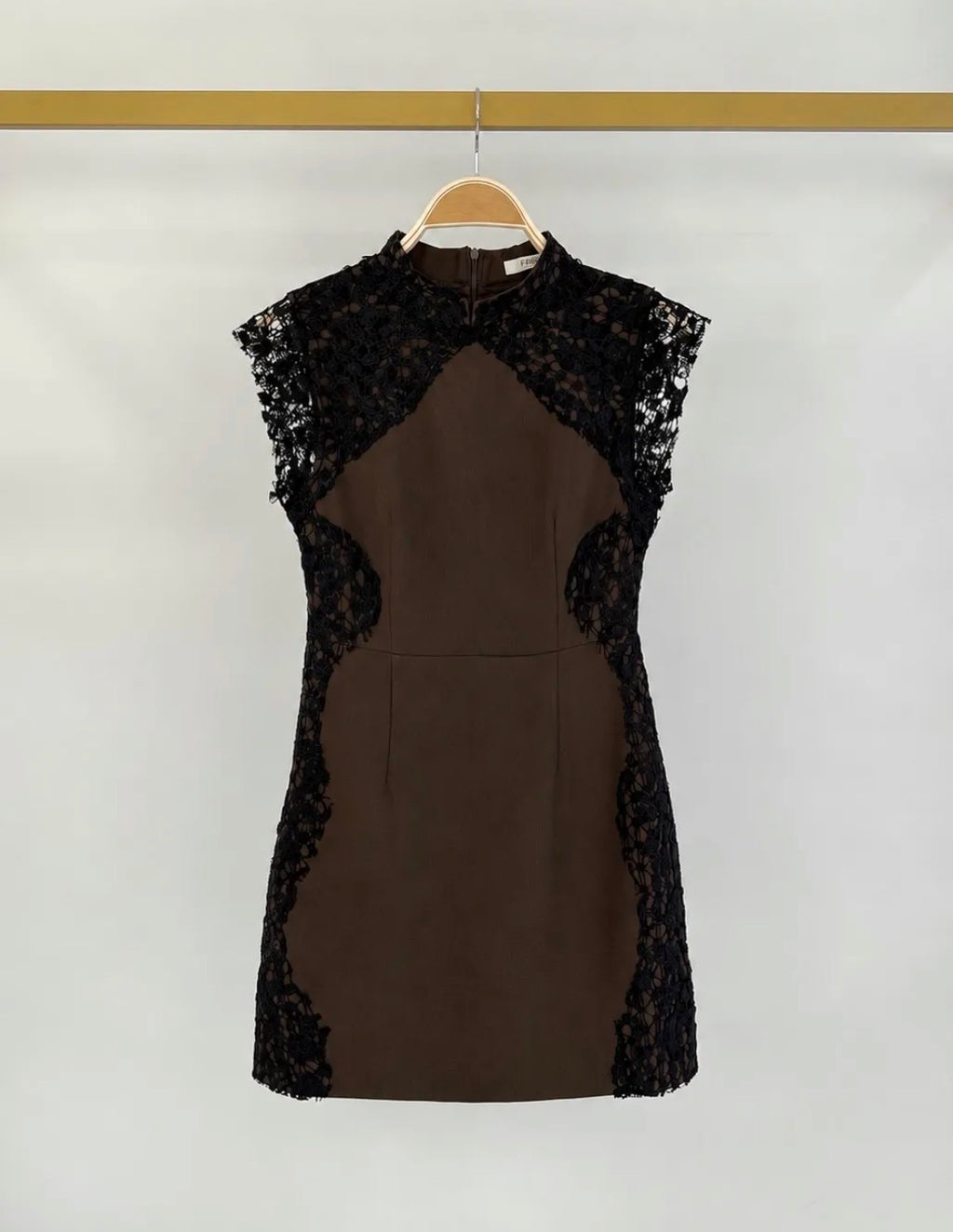 Robe courte ajustée à dentelle noire FRIME
