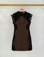 Robe courte ajustée à dentelle noire FRIME