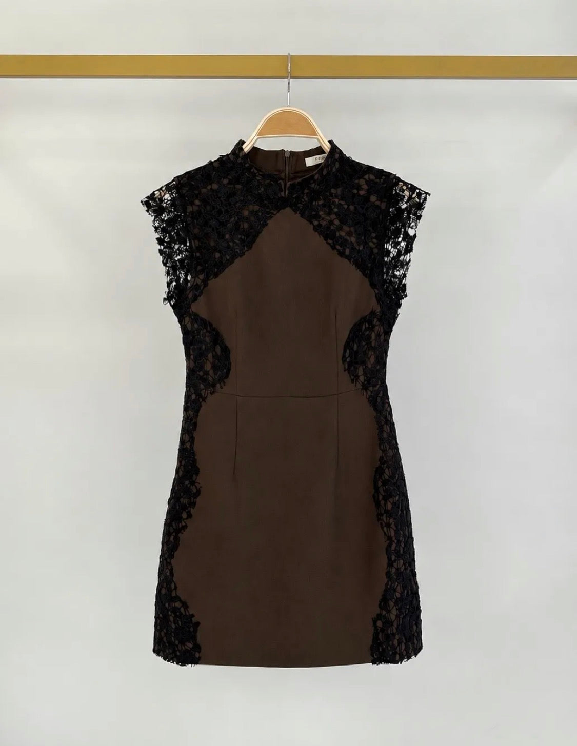 Robe courte ajustée à dentelle noire FRIME