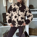 Veste polaire oversize BROCK en sherpa crème et marron à imprimé vache avec col montant zippé