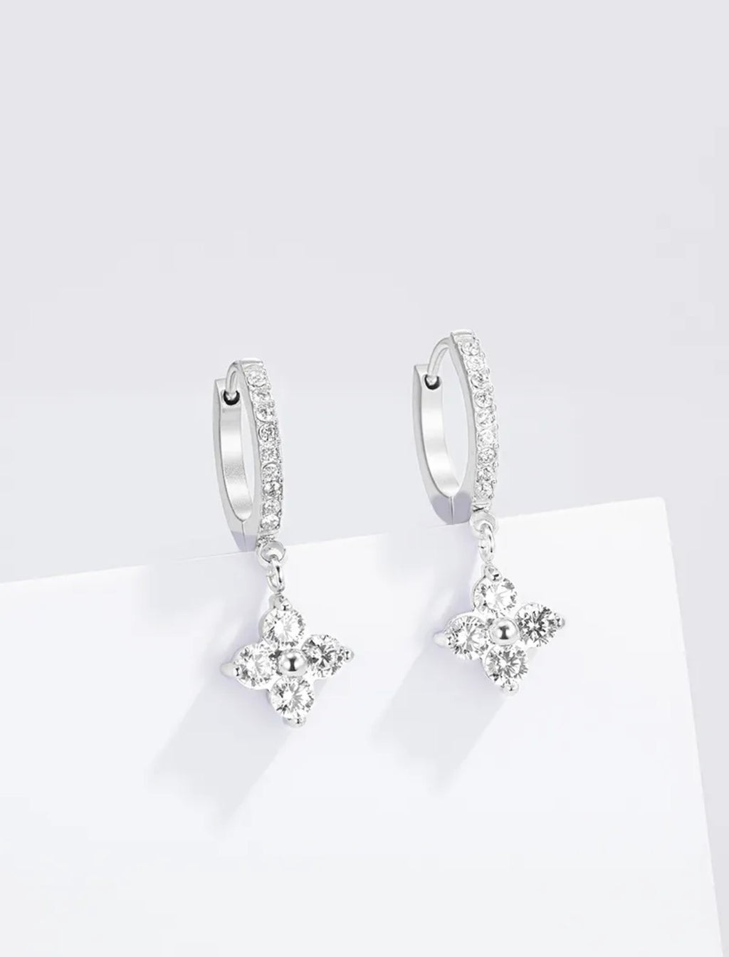Boucles d’oreilles créoles  à pendentifs fleurs Éline L’ATELIER