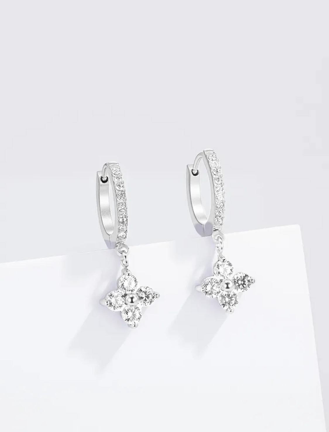 Boucles d’oreilles créoles  à pendentifs fleurs Éline L’ATELIER