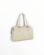 Sac Bowling GALLANTRY

Élégant et polyvalent, le Sac Bowling GALLANTRY allie style contemporain et praticité au quotidien. Sa silhouette structurée en simili cuir de qualité s'adapte aussi bien à une tenue casual qu'à un look plus habillé.