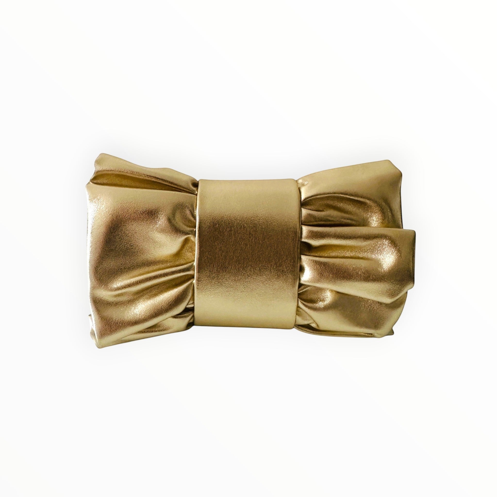 Sac à main Nœud GALLANTRY

Charmant et féminin, le sac Nœud GALLANTRY en simili cuir apporte une touche de fantaisie élégante à toutes vos tenues. Sa forme slim et son détail nœud signature en font un accessoire unique,
