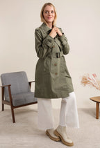 Trench coat mi-long kaki à double boutonnage avec ceinture, épaulettes et pattes de serrage aux poignets, par ATTRAIT PARIS.