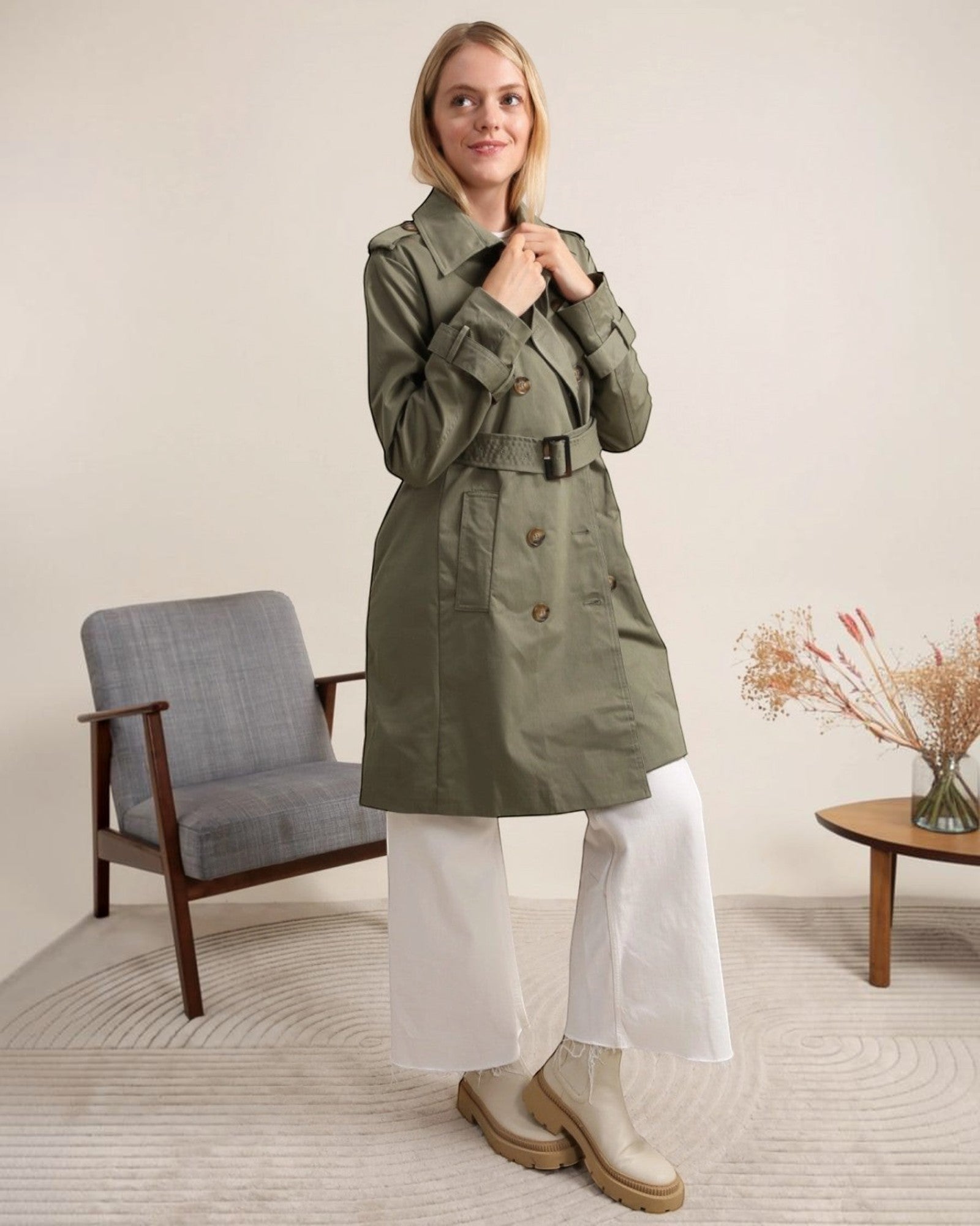 Trench coat mi-long kaki à double boutonnage avec ceinture, épaulettes et pattes de serrage aux poignets, par ATTRAIT PARIS.