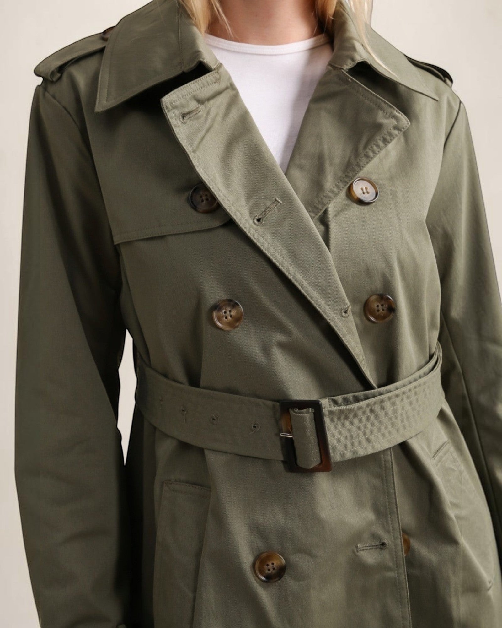 Trench coat mi-long kaki en coton, double boutonnage, ceinture ajustable, épaulettes. BROCK.