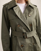 Trench coat mi-long kaki en coton, double boutonnage, ceinture ajustable, épaulettes. BROCK.