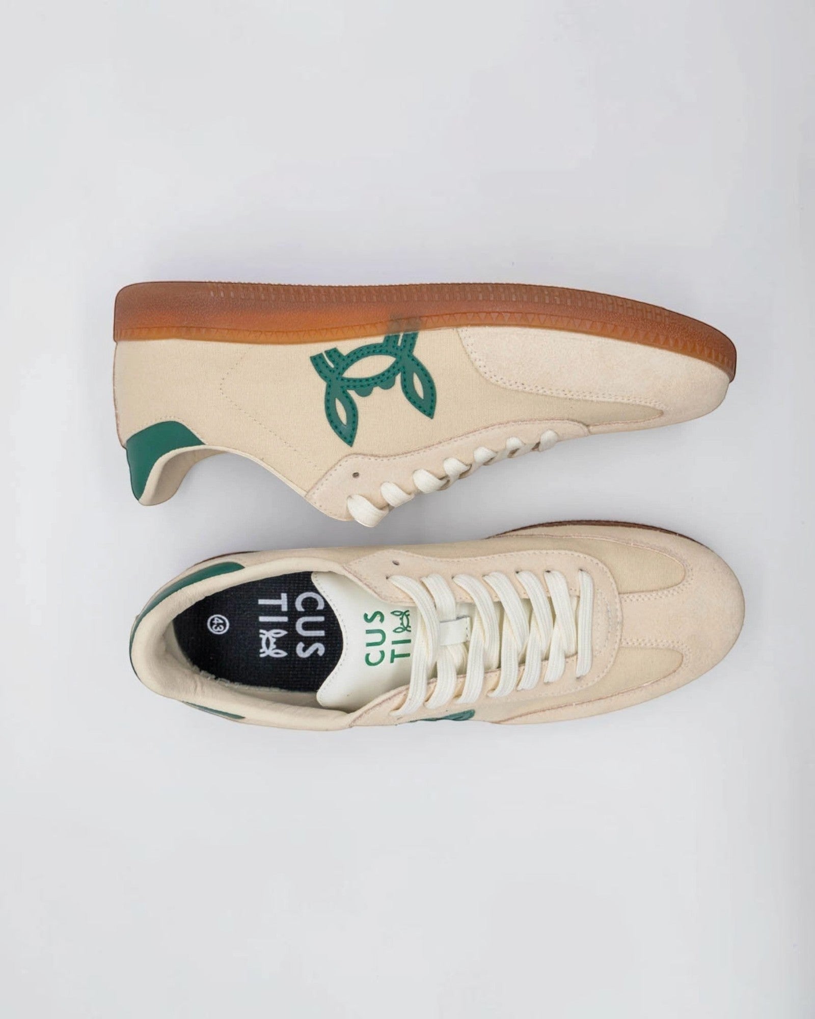Baskets décontractées Custi Mikelo en daim beige avec lacets blancs et logo vert.