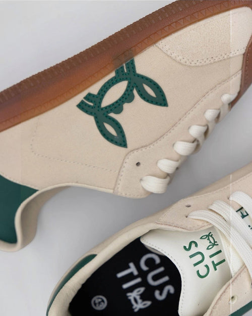 BROCK Baskets décontractées en daim beige avec logo vert et lacets blancs. Semelle en caoutchouc.