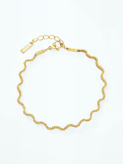 Bracelet en acier inoxydable doré au design ondulé fin et élégant, résistant à l'eau pour un usage quotidien.