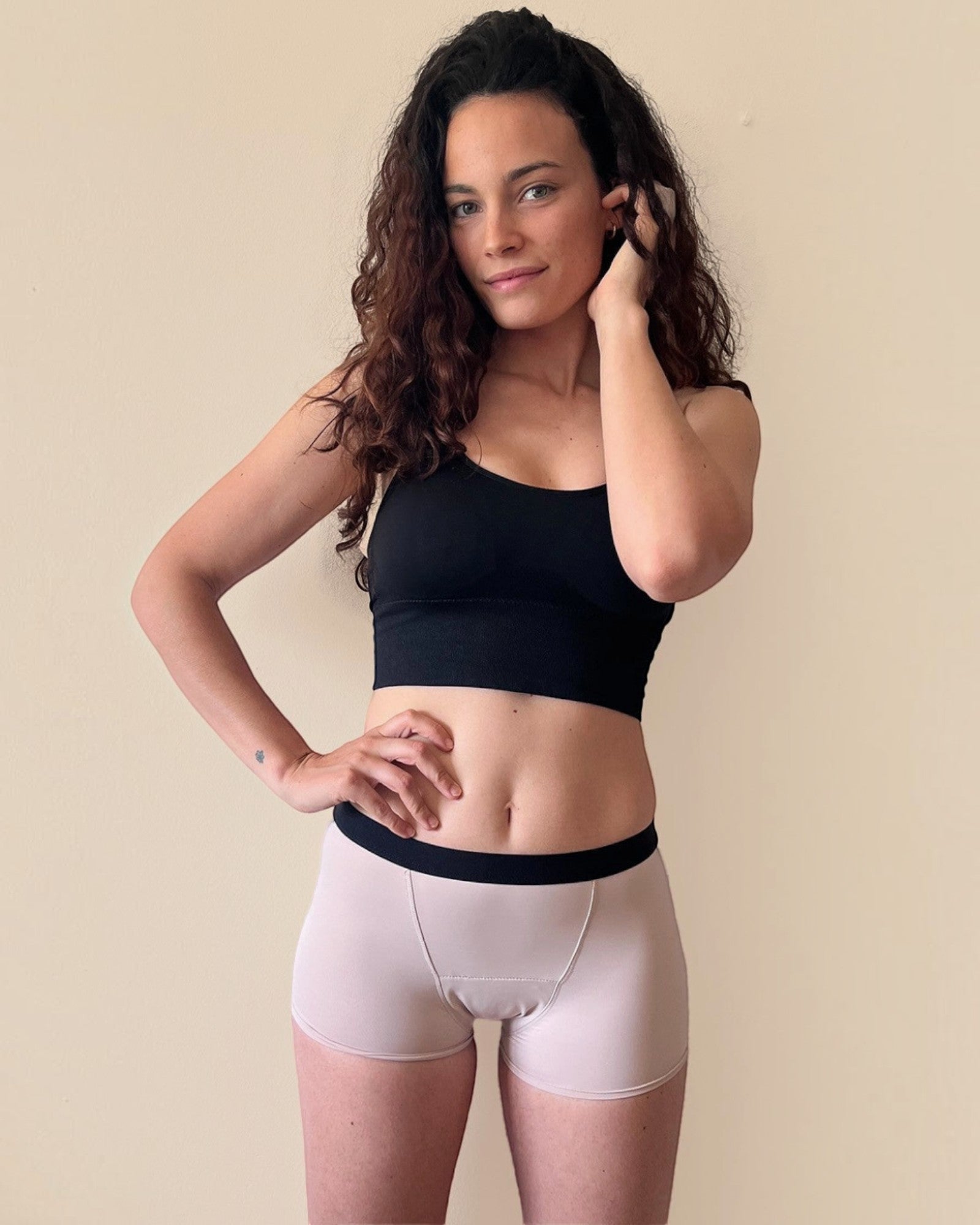 BROCK ANAISSA teen menstrual shorts in beige worn by a woman with curly hair, featuring a comfortable fit.