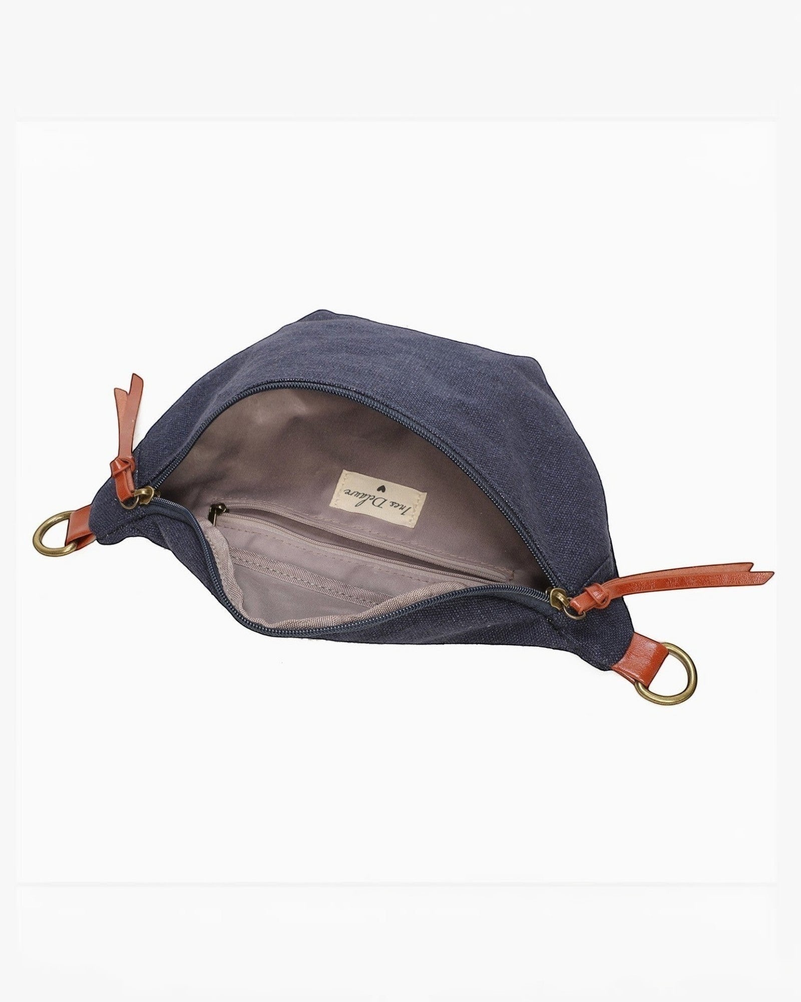 Banane INES DELAURE en toile bleue marine et similicuir marron, avec poche intérieure zippée et poche extérieure arrière.