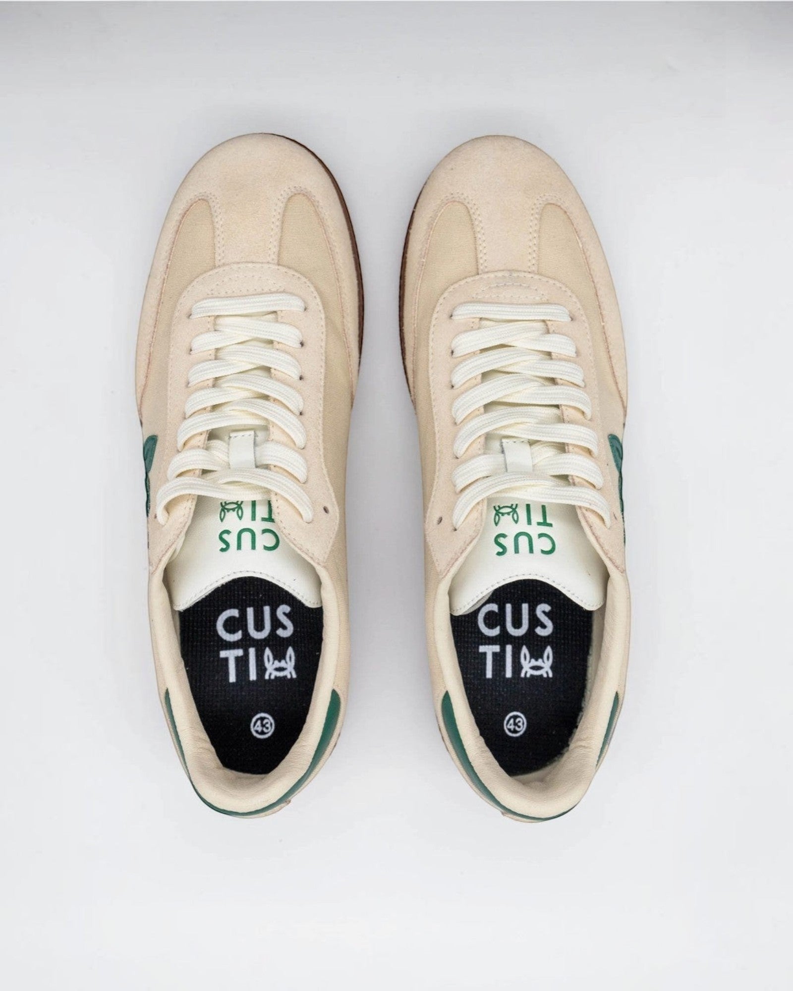 BROCK Baskets décontractées en daim beige clair avec lacets blancs et logo vert sur le côté.