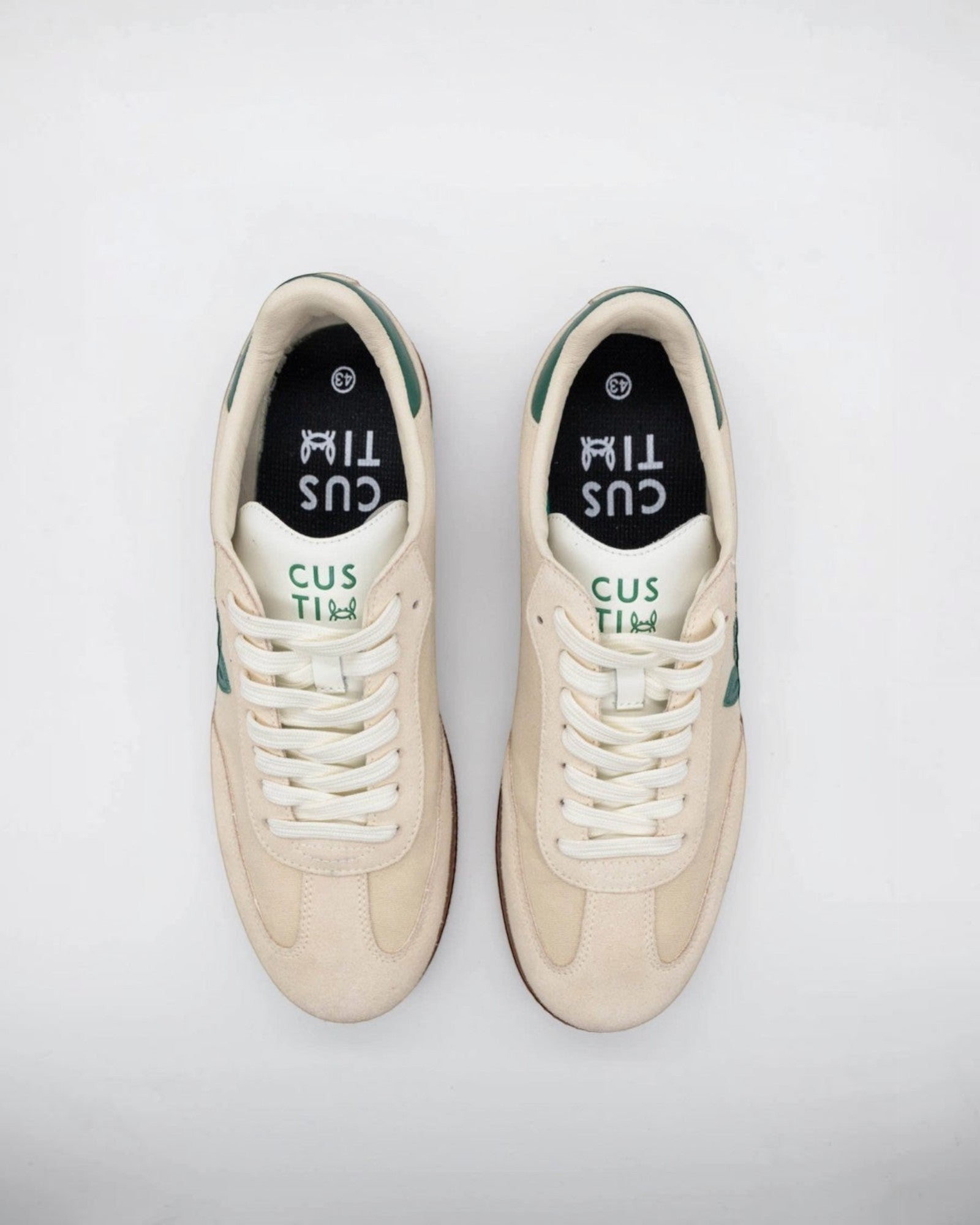 BROCK Baskets décontractées en daim beige avec lacets blancs et logo vert sur le côté. Semelle en caoutchouc.
