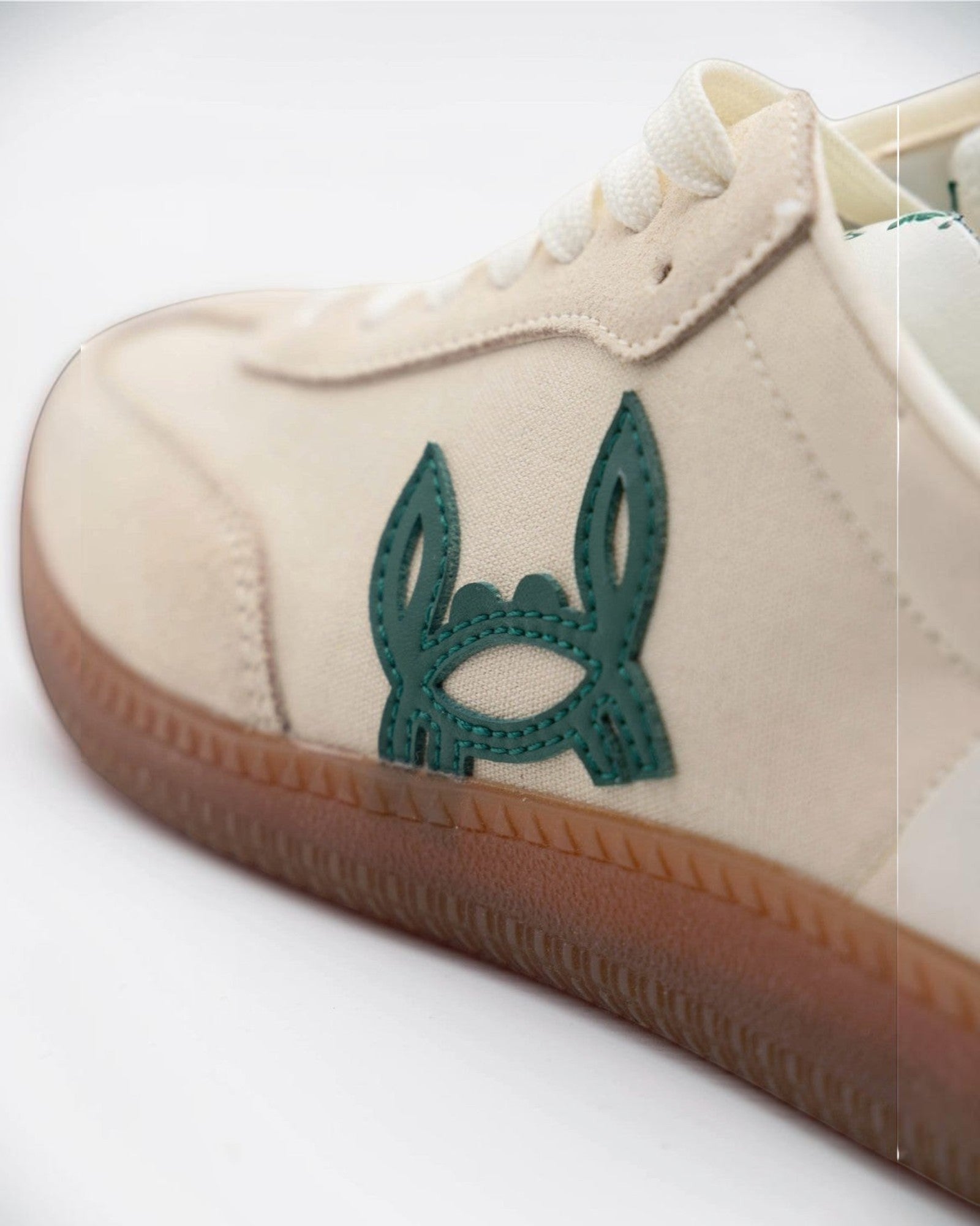 Baskets décontractées beige en daim et textile, avec logo vert sur le côté et semelle en caoutchouc. BROCK.