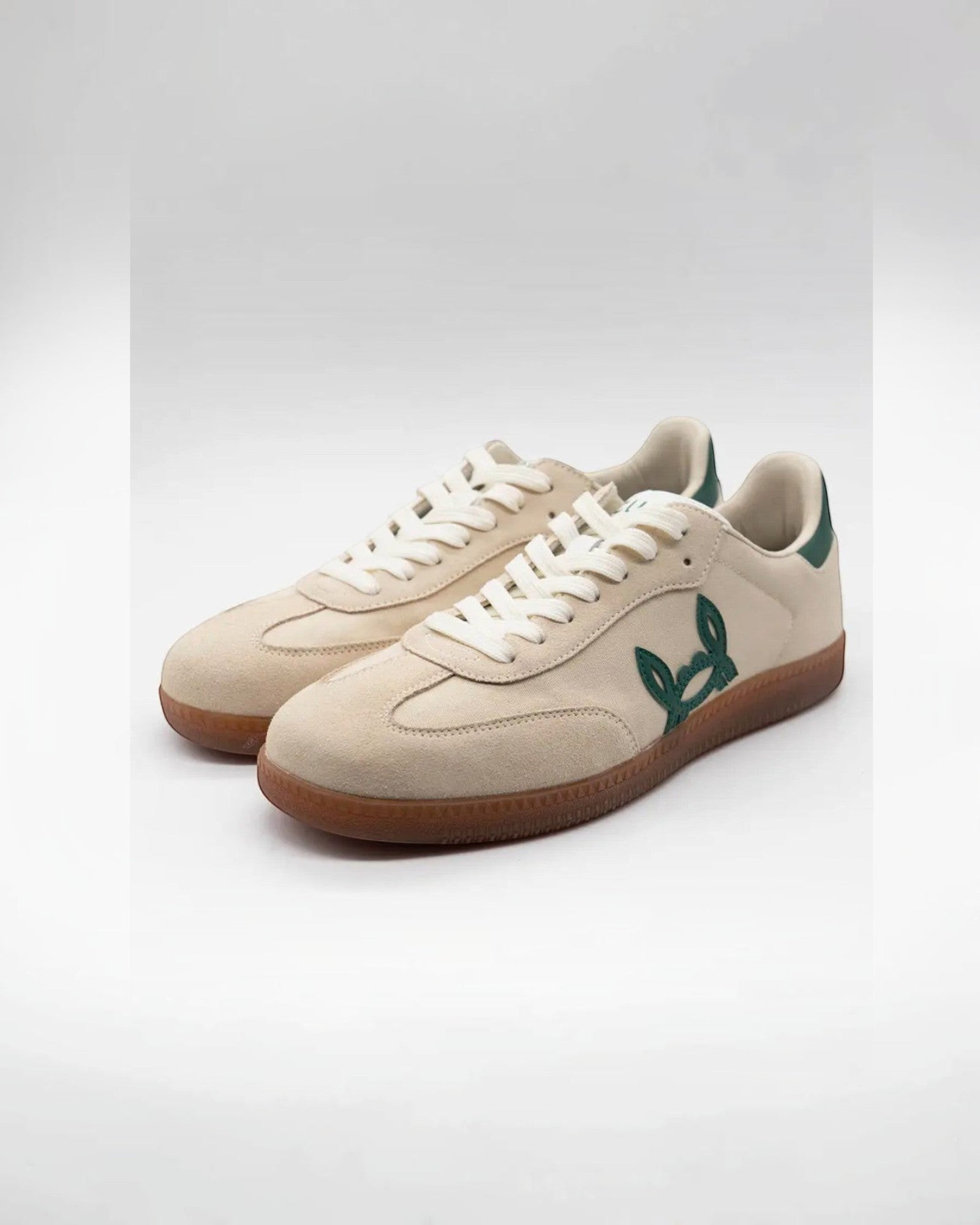 BROCK Baskets décontractées en daim beige avec logo vert et lacets blancs. Semelle en caoutchouc.