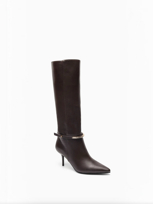 Botte haute BROCK en cuir marron avec bout pointu, talon aiguille et bride ornée d'un anneau métallique doré