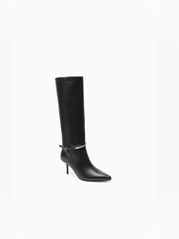 Botte haute cavalière BROCK en cuir noir avec bout pointu, talon aiguille et bride à anneau métallique décoratif