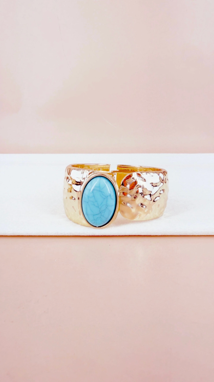 Bracelet manchette BROCK Louna doré avec plaque texturée et grand cabochon ovale bleu turquoise