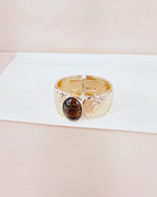 Bracelet manchette BROCK Louna doré avec plaque en métal texturé et grand cabochon ovale marron