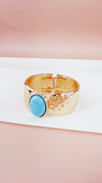 Bracelet manchette BROCK Louna doré avec plaque en métal texturé et grand cabochon ovale bleu turquoise