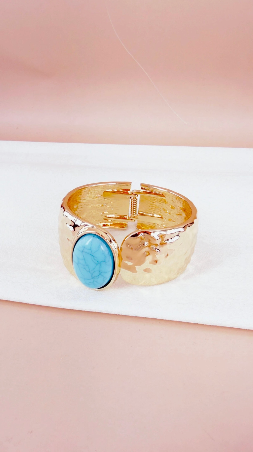 Bracelet manchette BROCK Louna doré avec plaque en métal texturé et grand cabochon ovale bleu turquoise